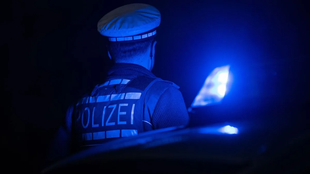 Fahrer riechen nach Alkohol: Erst drei Kollisionen - dann wird es am Streifenwagen knapp