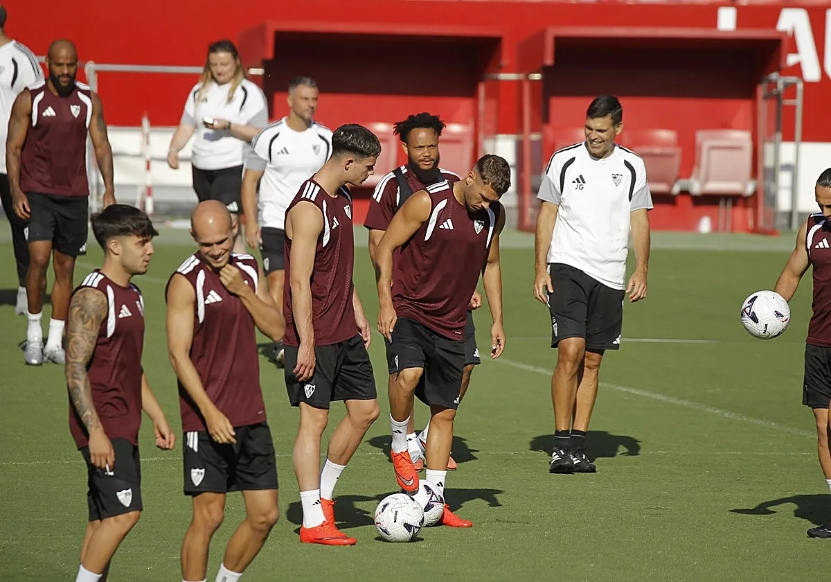 Vargas y Sangante, únicas ausencias en el entrenamiento del Sevilla FC previo al viaje a La Coruña