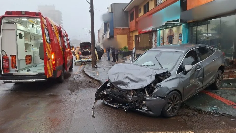 Vídeo! Mulher fica presa nas ferragens após acidente entre Ka e Cruze na região central de Cascavel