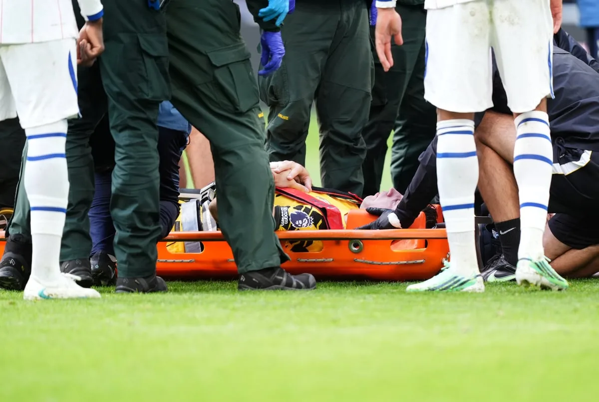 Xabi Alonso issues Emi Martinez update after Chelsea star stretchered off with apparent head injury