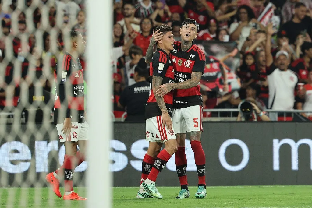 Flamengo vence Fluminense com gol de Carrascal e mantém liderança do Brasileirão