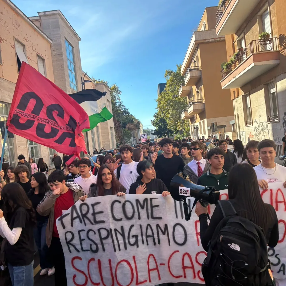 Estudantes tomam as ruas da Itália contra governo de Meloni: ‘dinheiro para escolas, não para a guerra’