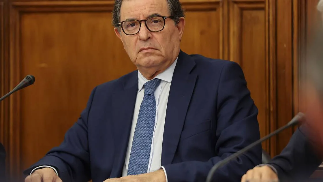 Governo prepara exceção ao "licenciamento zero" para combater "lojas de fachada" nos centros históricos