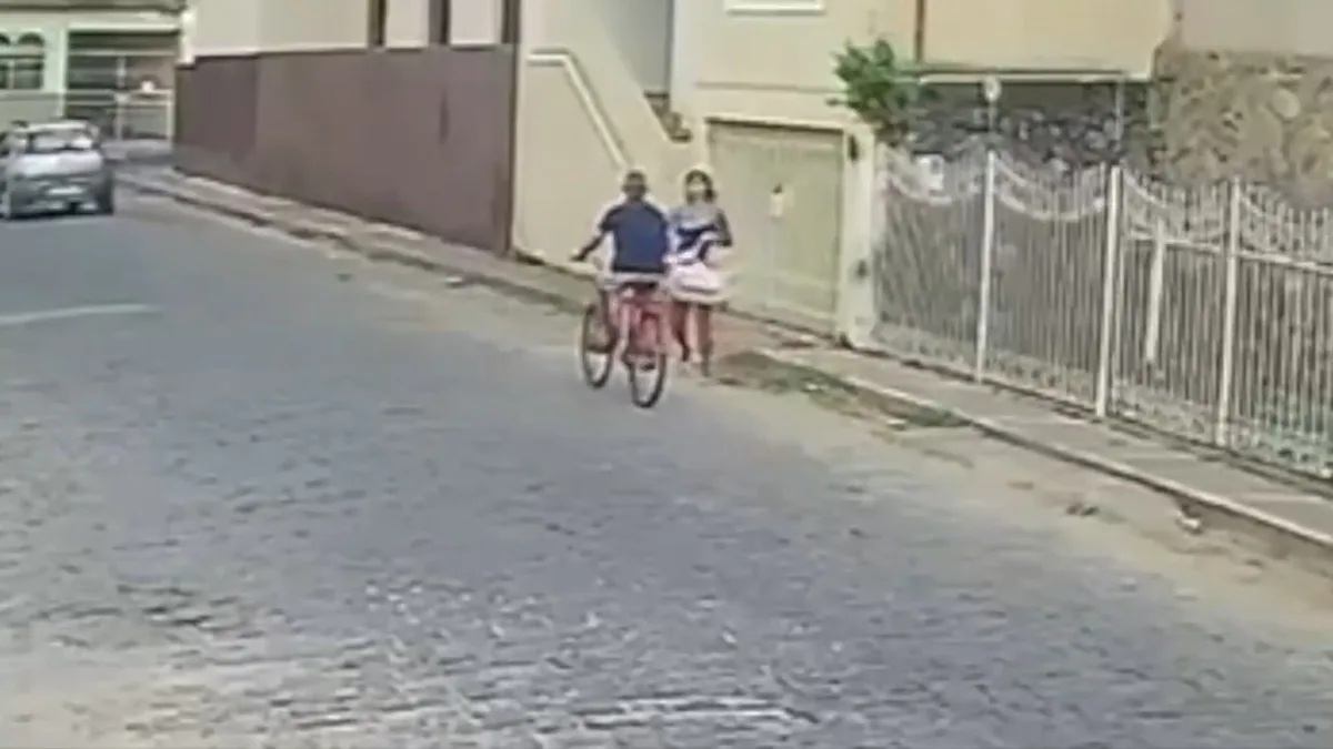 Mulher que matou idoso em bicicleta levou 2 segundos para tirar faca da bolsa e golpeá-lo em MG