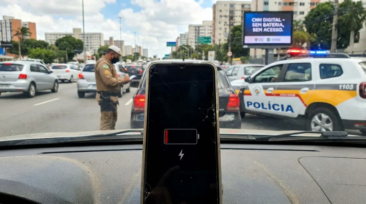 Motorista é parado em blitz, agente solicita a habilitação e o celular descarrega antes de abrir a CNH Digital, condutor diz que não levou a carteira física e questiona se pode ser multado