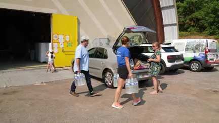 "À la maison, on ne fonctionne qu'avec des bouteilles" : un village privé d'eau potable, le traitement sanitaire et la sécheresse pourraient en être la cause