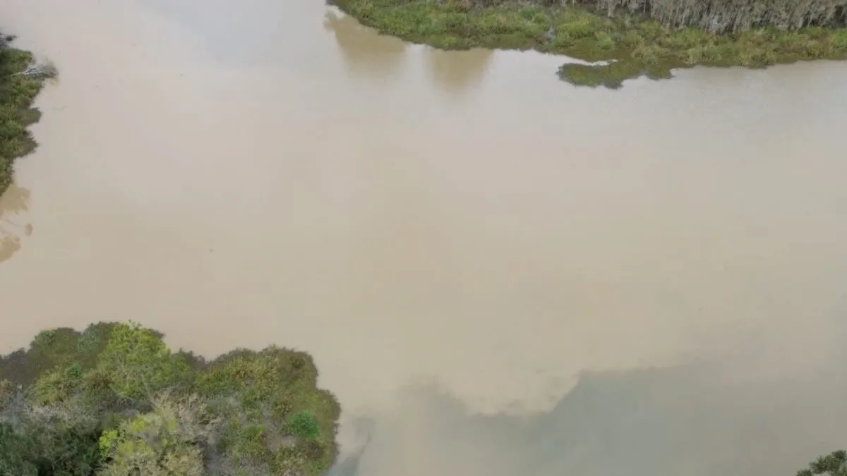 Água escura e forte odor levantam suspeita de poluição em represa de cidade com 55 mil habitantes