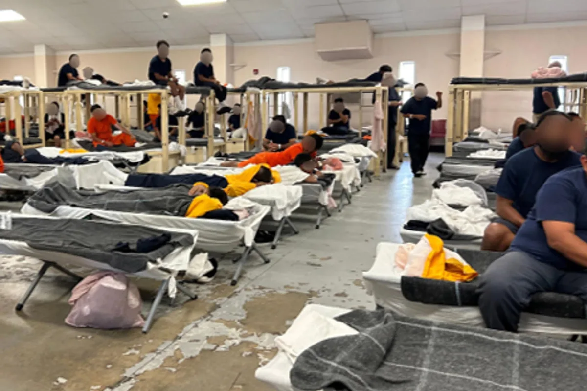 Hacinamiento, abusos y comida descompuesta en centro de detención de migrantes de Krome, Florida