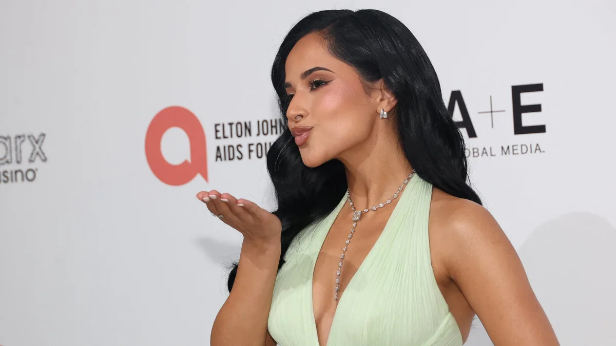 Becky G sobre su nuevo álbum “Baraja Bendita”: “Realmente estoy tomando posesión de mi arte y siendo yo misma”