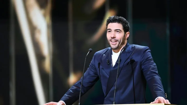 "Si on paie des impôts, c’est pour que nos écoles aillent mieux": Tahar Rahim prend fait et cause pour les lycéens