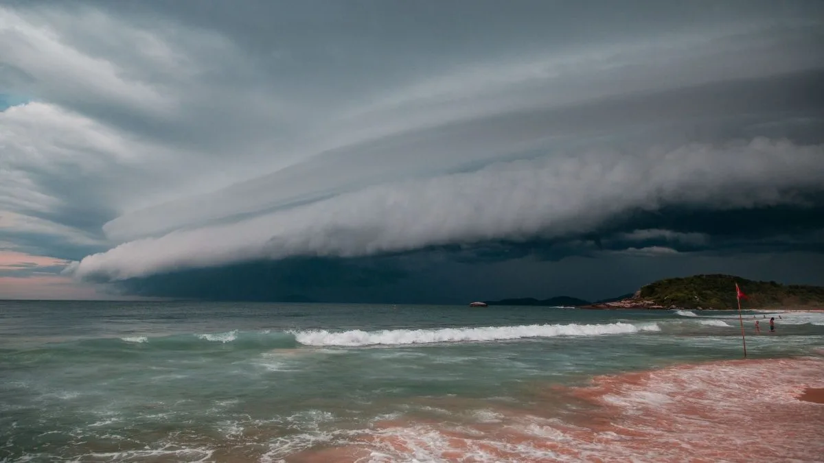 Frente fria ligada a ciclone já tem data para atingir o Sudeste com chuva e ventos de até 70 km/h; veja onde o alerta é maior