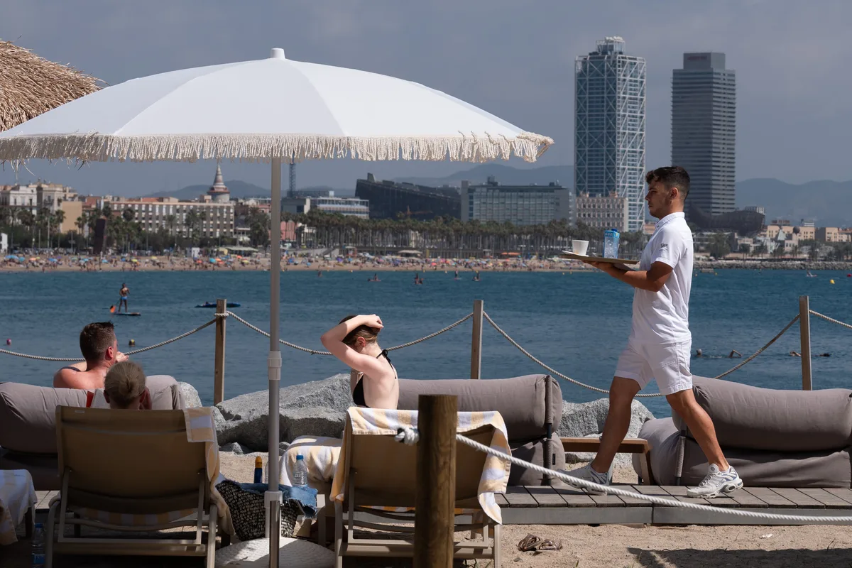 ‘Barcelonaventura’, una sátira para redescubrir la ciudad que un día perteneció a los barceloneses y ahora está en manos de los turistas: “Ya no tiene identidad”