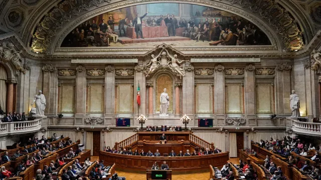 Parlamento aprova regime para corrigir ultrapassagens na carreira docente