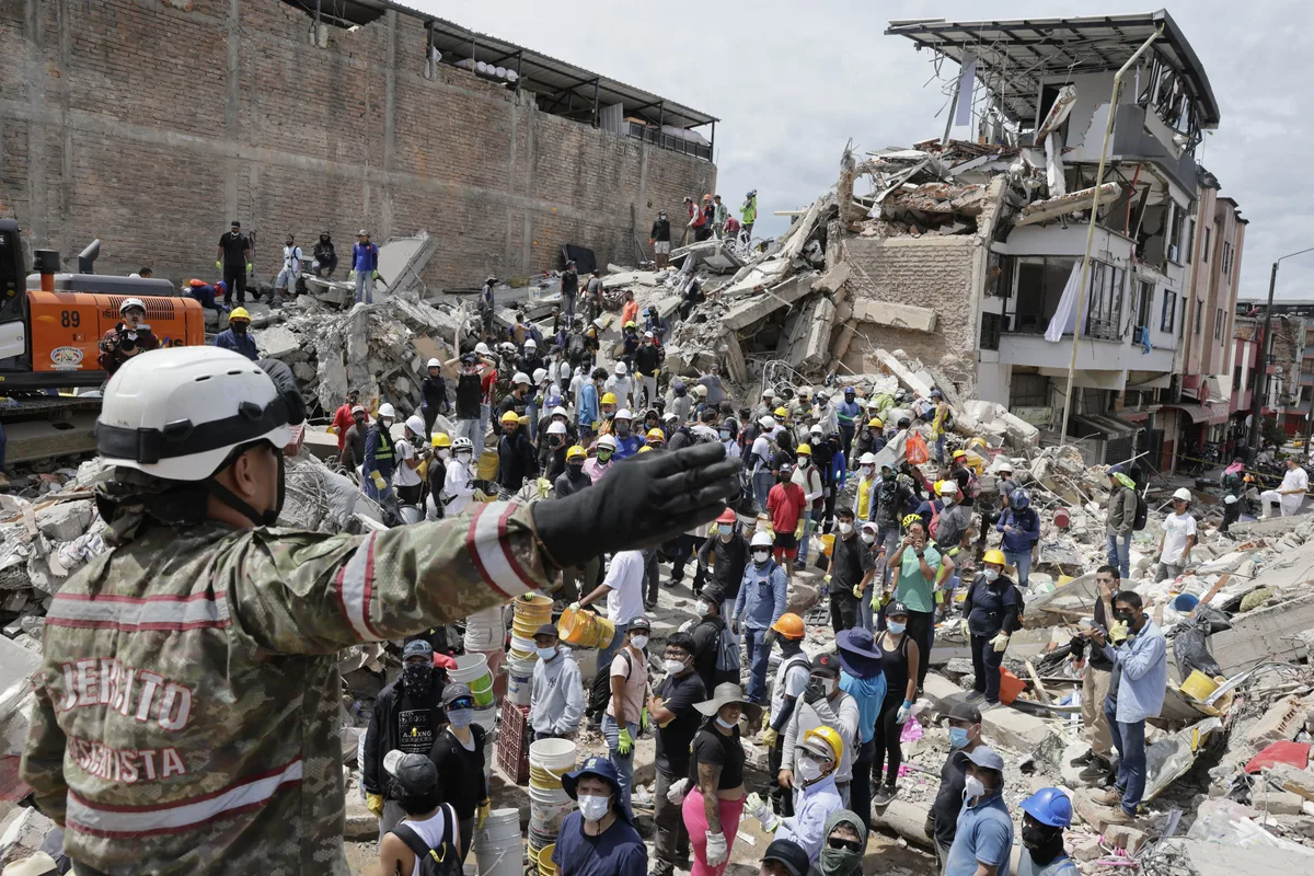 Video muestra el colapso de otra casa en el centro de Pereira, ocho días después del terremoto: los transeúntes corrieron para salvar su vida