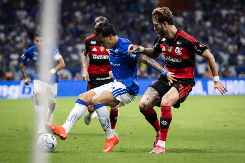 Cruzeiro sai na frente, mas Flamengo reage e leva empate pela Libertadores