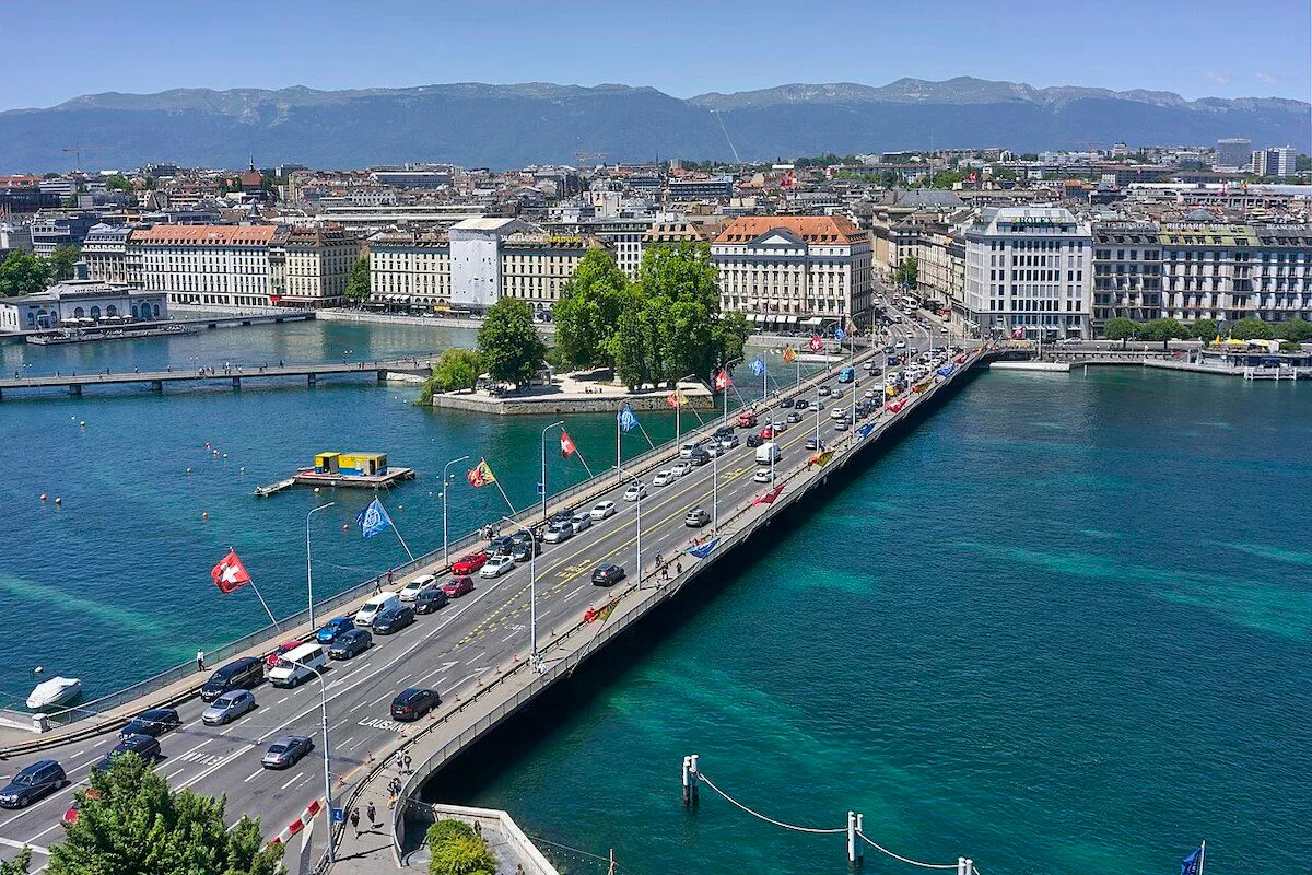 Diferente das tradicionais, a Ponte do Mont-Blanc impressiona. Quem passa por lá, balança