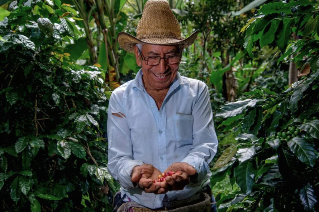 México tiene un programa que entrega 6,450 pesos al mes, pero no es una pensión y necesitas cumplir varios requisitos