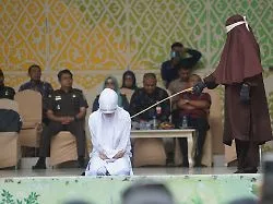 100 Stockhiebe als Strafe: Indonesier werden wegen außerehelichem Sex öffentlich geschlagen