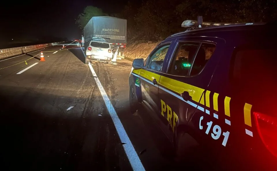 Passageira morre e motorista fica em estado grave após carro bater contra traseira de carreta na BR-369