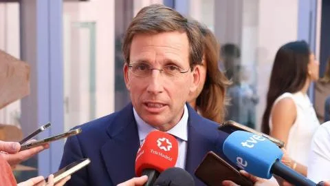 Almeida se hace un lío con el expediente del ático, le resta importancia y asegura que el "uso principal es el de oficinas"