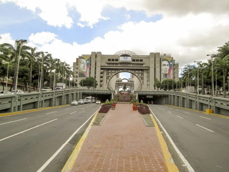 La simbología chavista sigue perdiendo espacio en Caracas: ahora le tocó limpieza rojita a la avenida Bolívar (VIDEO)