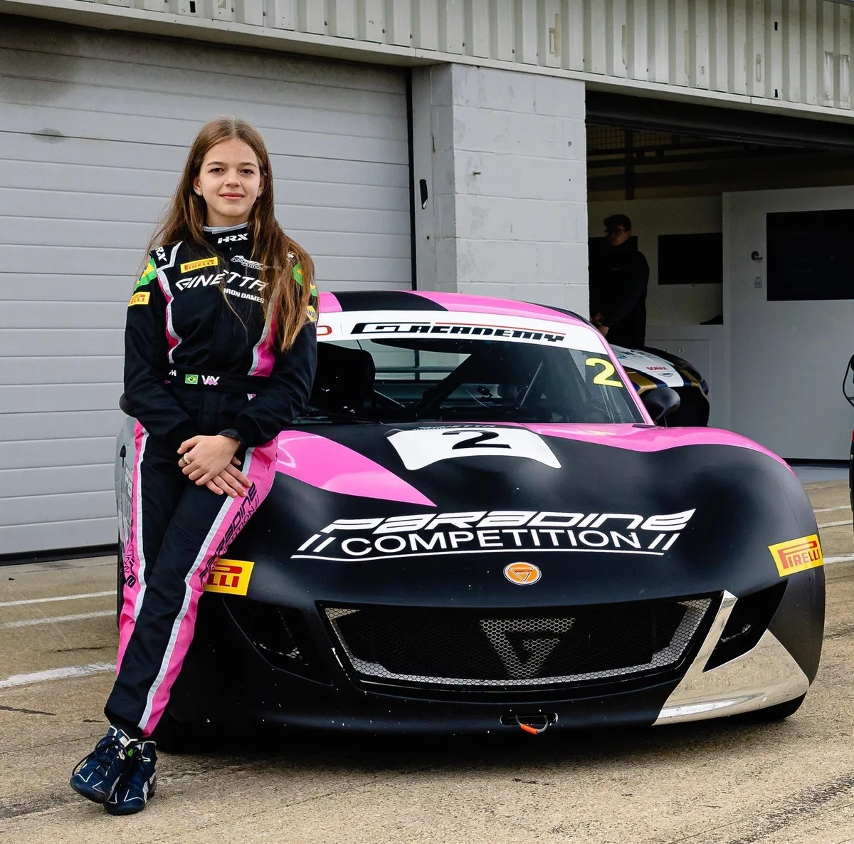 Conheça Vicky Farfus, piloto de 15 anos que sonha em ser a primeira mulher brasileira na Fórmula 1