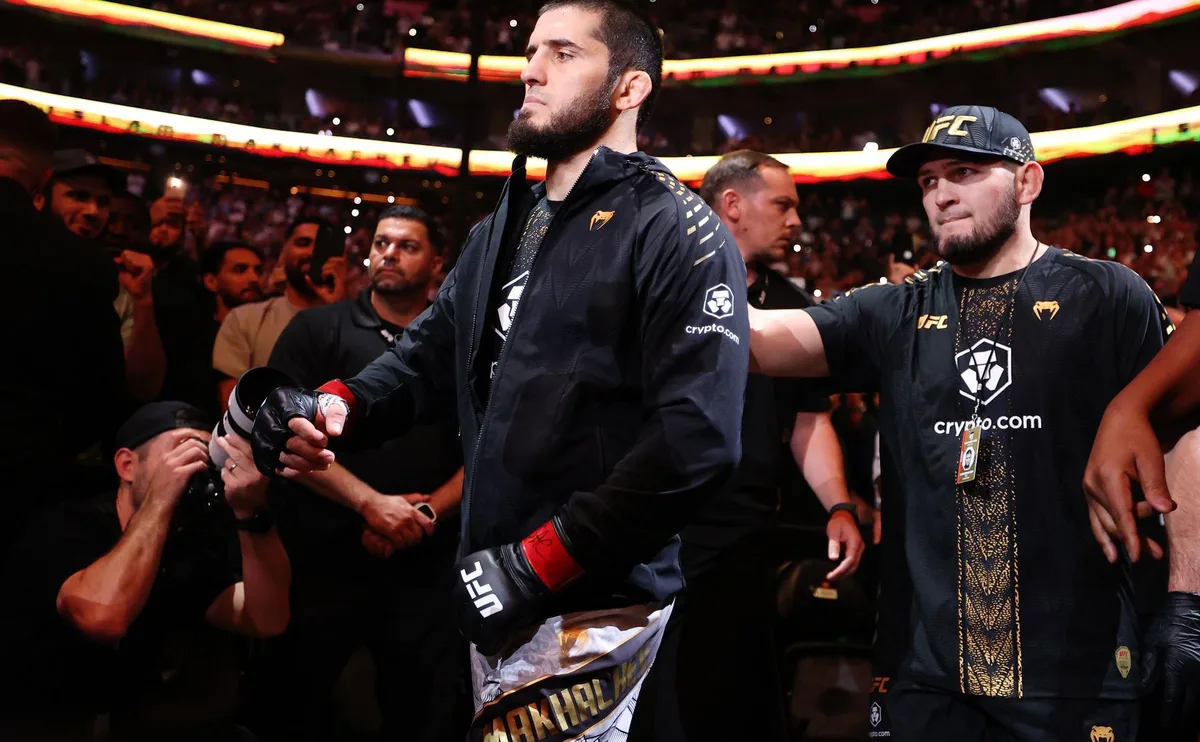 Махачев вернулся в Дагестан после рекордной победы в UFC