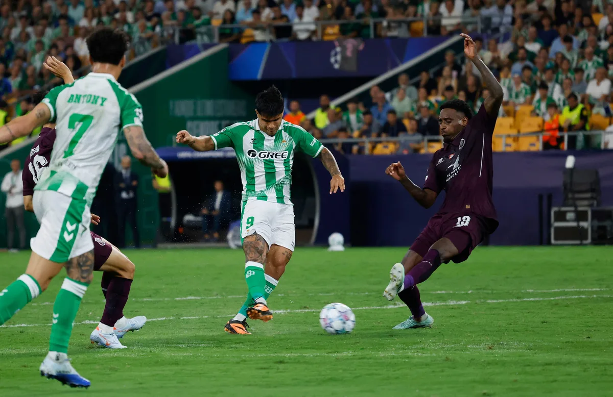 Juan Camilo “Cucho” Hernández anotó su primer gol en la Champions League con el Real Betis y esto dijo la prensa española: “Nunca dudaron”