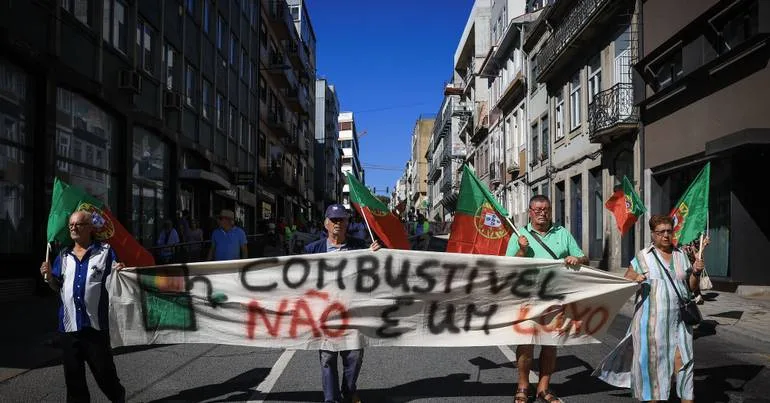 Manifestação no Porto contra preço dos combustíveis
