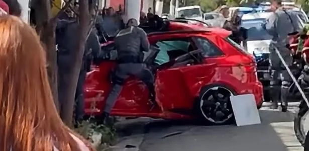 Adolescente capota Audi, fica preso às ferragens e é resgatado em SP