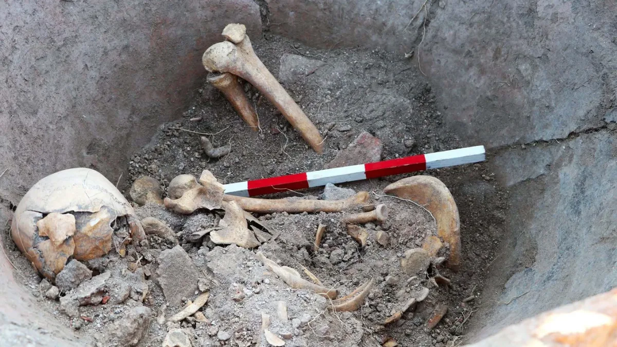 Skeleton Found In Roman Jar: archaeologists uncover 1,600-year-old victim; find hints of desperate escape