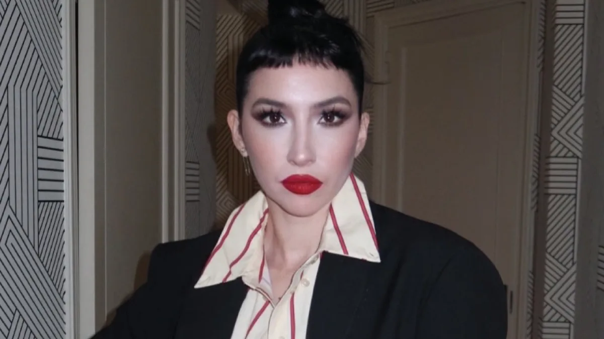 Sofía Gala sorprendió con un look sastrero negro, body de red y labios rojos en BAFWEEK