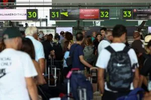 Erupção do Etna prolonga fechamento do aeroporto de Catânia até sábado