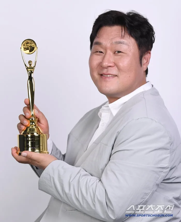 [단독] "만기 없는 연기 대출 받았죠"…23살 단역 윤경호에게, 46살 명배우 윤경호의 위로(BSA 수상인터뷰)