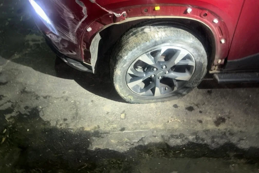 Médico colide carro contra muro e abandona veículo em Cruzeiro do Sul