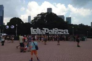 Lollapalooza 2027: line-up tem Travis Scott, Charli XCX, Fountains DC e mais