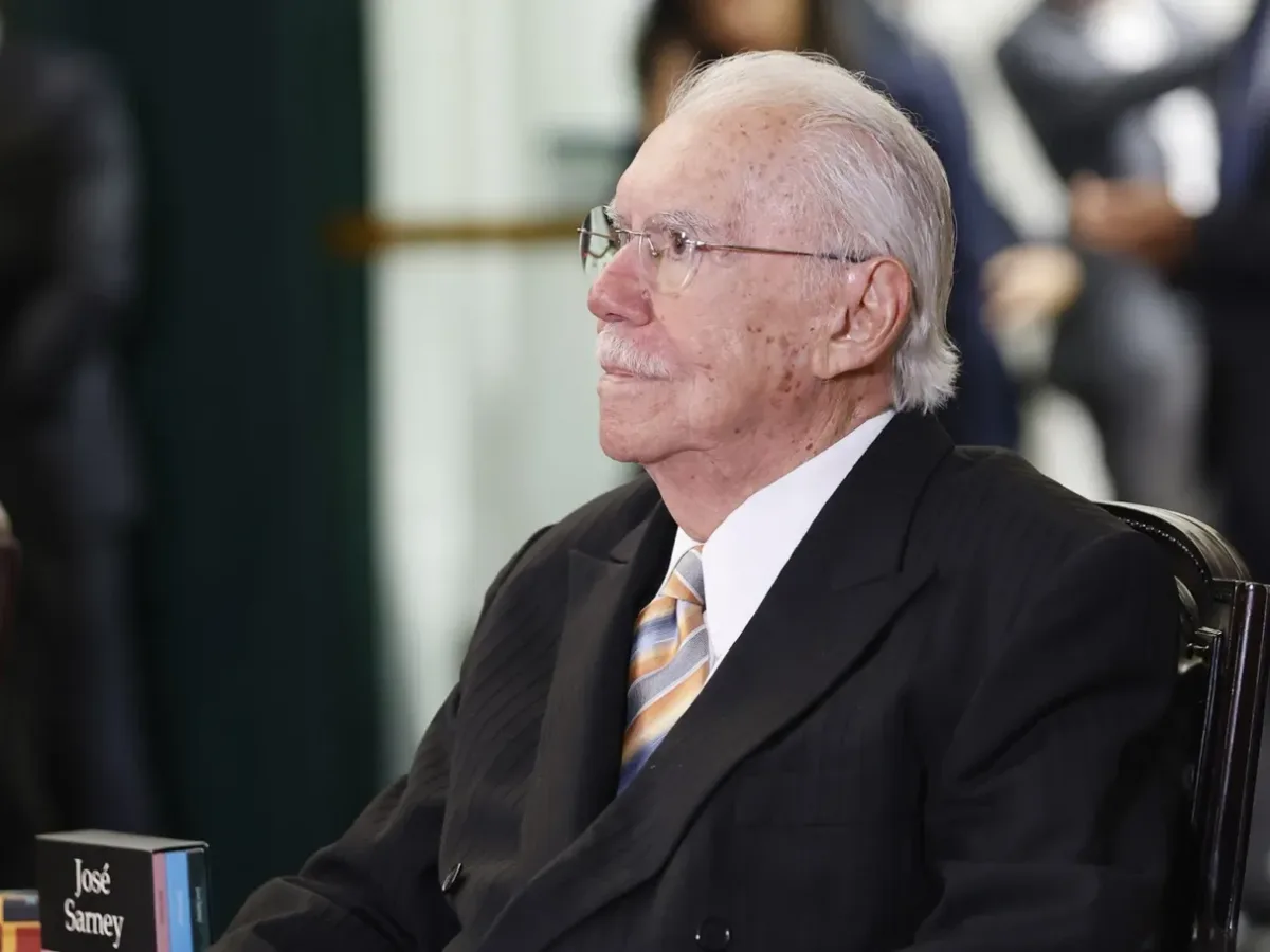 Aos 96 anos, José Sarney é internado na UTI após cirurgia abdominal
