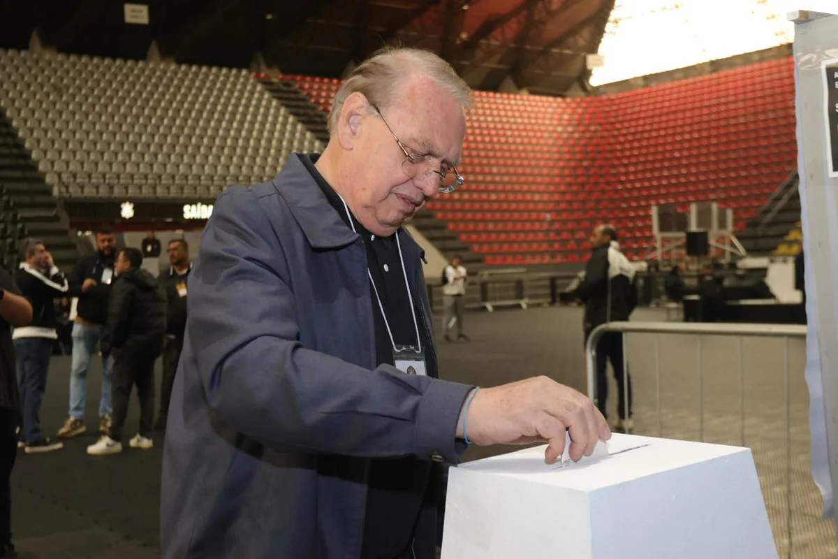 Sob pressão, Osmar Stabile avisa aliados que não será candidato na eleição do Corinthians