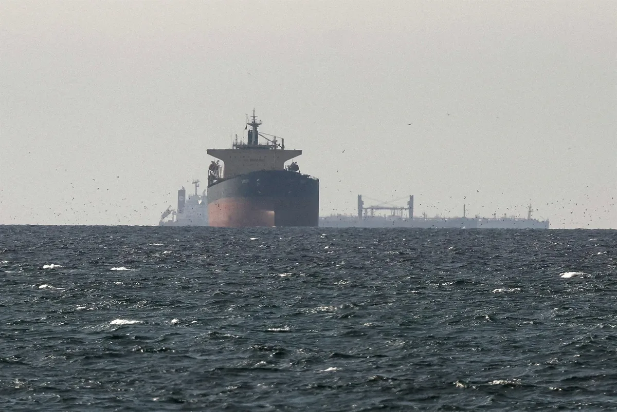 Un proyectil impacta contra un buque en Ormuz y deja al menos una víctima frente a las costas de Omán