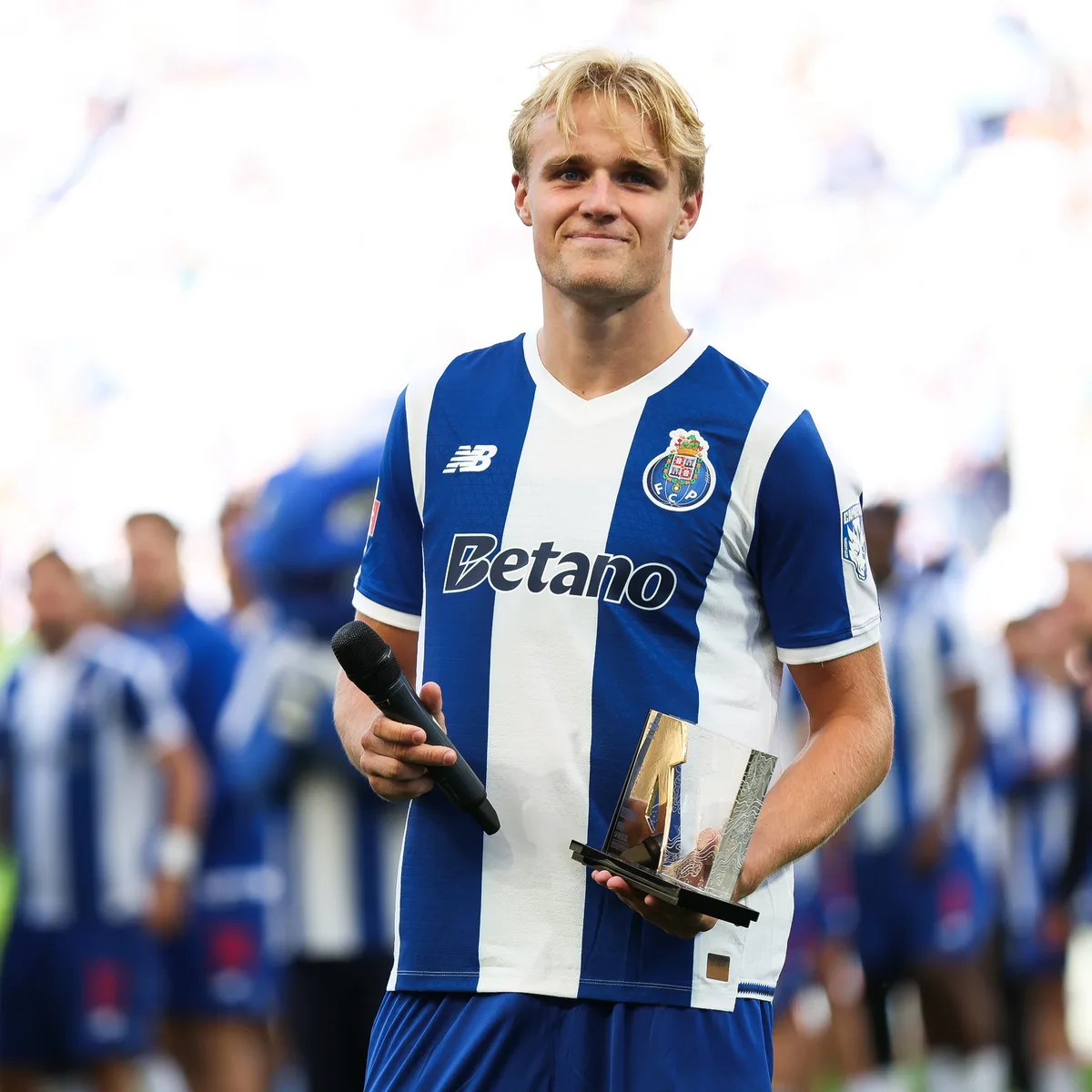 A chama imensa apagada pelo fogo do dragão no regresso de Samu