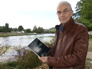 Cet ancien député breton a écrit un roman pour raconter la vie dans une France où Marine Le Pen serait présidente
