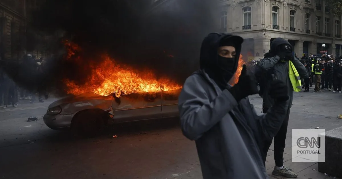 Pelo menos 1.200 pessoas detidas e 150 polícias feridos nos protestos em França