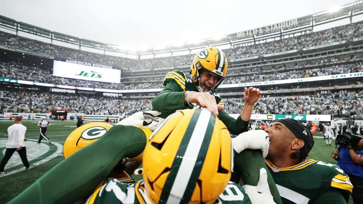 Packers Smack Jets, Bears QB Williams injured in loss