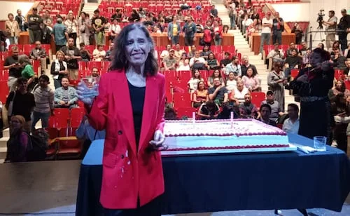 María Rojo recibe reconocimiento en Tlatelolco, escenario de “Rojo amanecer”, una de sus películas emblemáticas