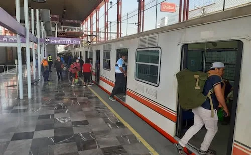 Metro normaliza servicio en Línea A tras cierre vial en Zaragoza; había alta afluencia de usuarios