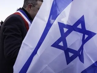 Un drapeau israélien retiré d’une installation artistique à Paris après un « acte de vandalisme »
