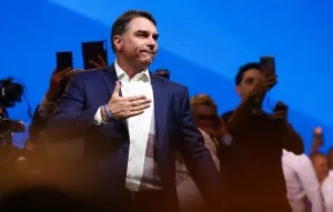 Flávio Bolsonaro diz em SP que debate sobre caso Dark Horse ‘é página virada’