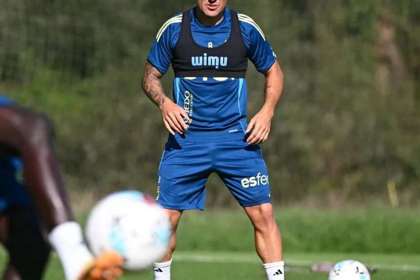 Retraité durant l'intersaison, Santi Cazorla a été célébré avant le premier match de la saison d'Oviedo