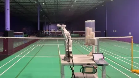 Bastler baut Ballmaschine mit Industrieroboterarm für Badminton-Spieler