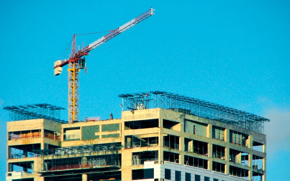Produção na construção civil caiu 1,3% na zona euro e 1% na UE em junho